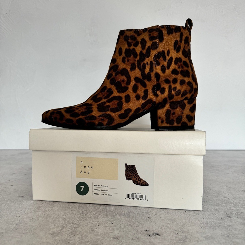 A New Day Valerie Microsuede City Ankle Bootie Leopard 7 Block Heel Statement - Picture 4 of 13